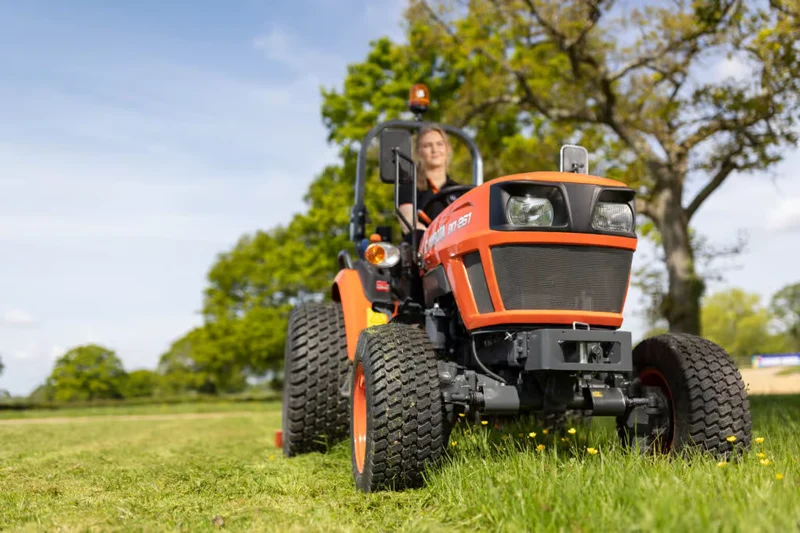 EK1-261 HST Kompakttraktor stark und günstig Tageszulassung