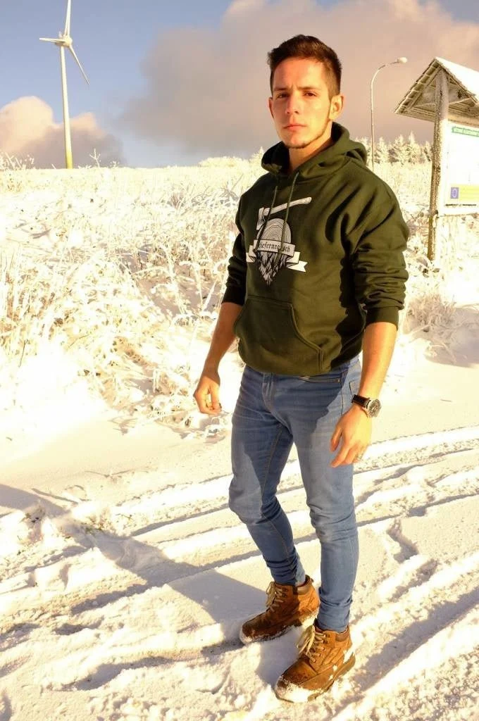 Sweater und 2 T-Shirts