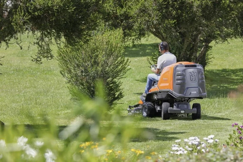 Husqvarna RC 320 Ts AWD Frontmäher (103cm und 112cm Mähwerk)