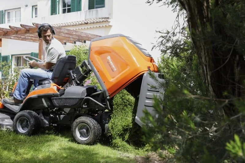 Husqvarna RC 318T Frontmäher mit 103cm Mähwerk