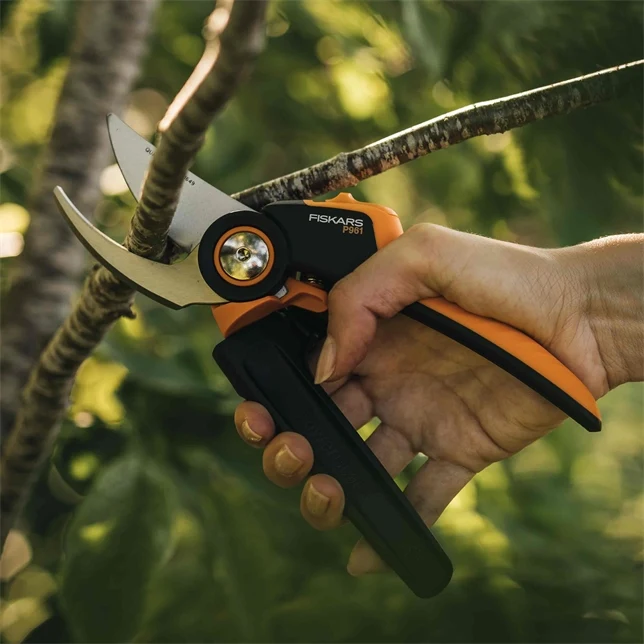 Fiskars X-series Bypass-Gartenschere Größe M & L