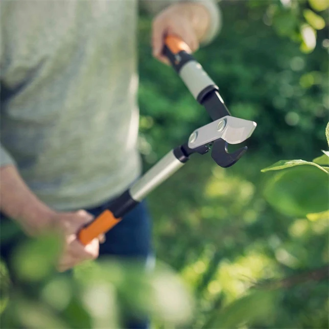 Fiskars PowerGear X Bypass-Getriebeastschere LX94-M