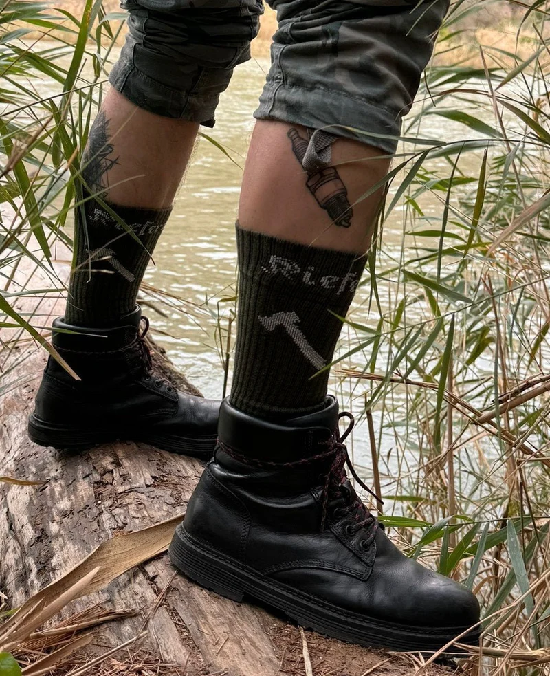 Kiefernrausch Outdoor-Socken mit Axt-Stickerei