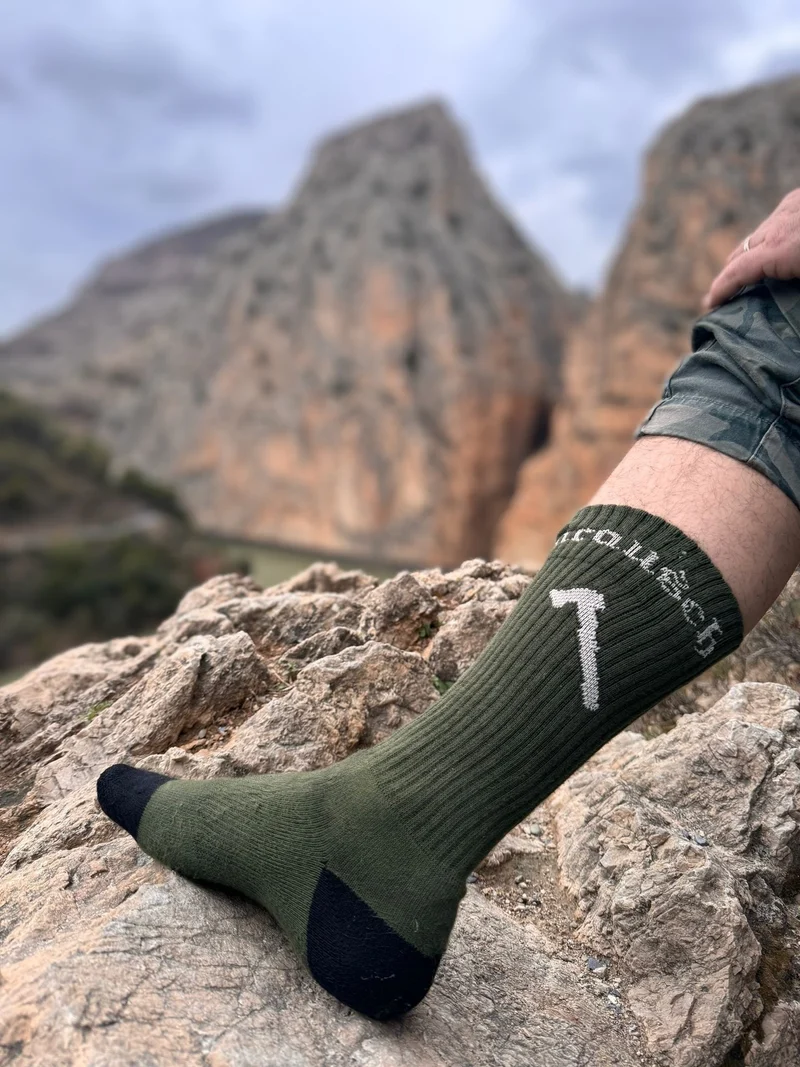 Kiefernrausch Outdoor-Socken mit Axt-Stickerei