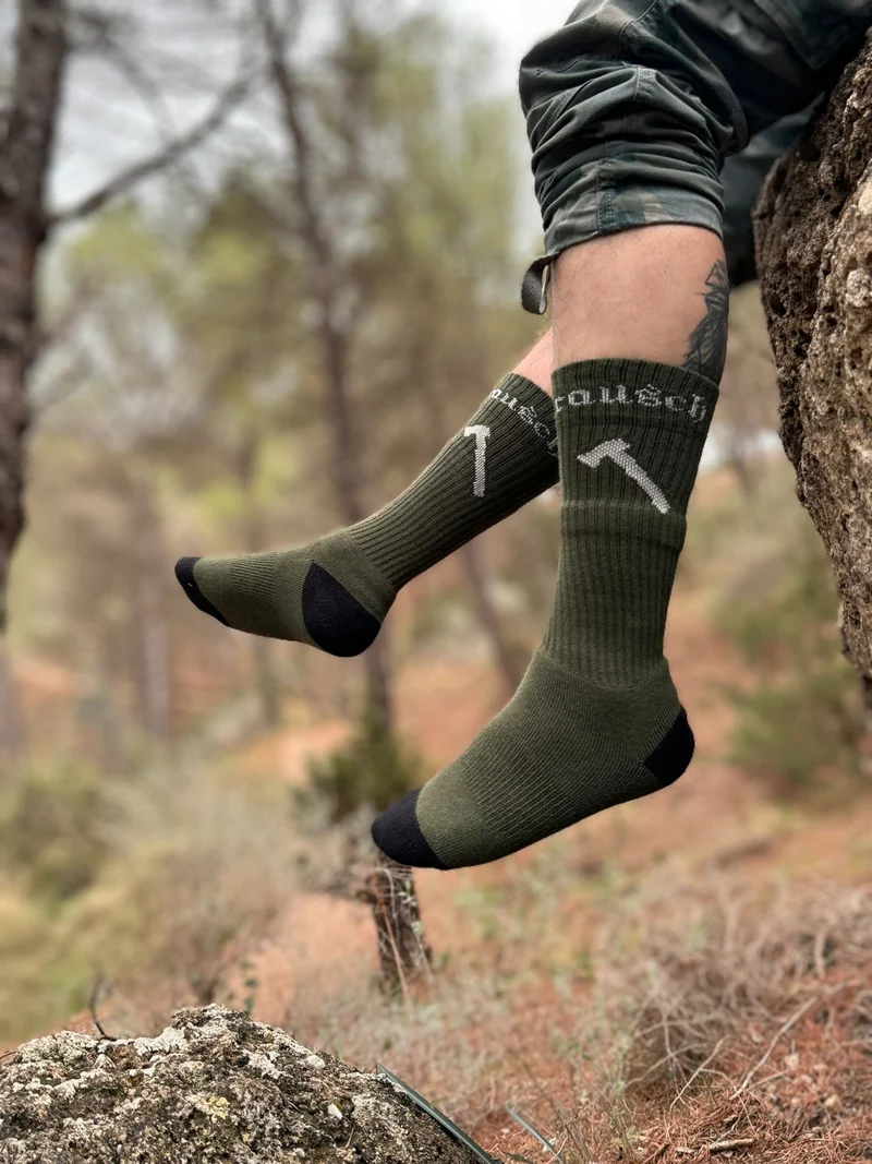 Kiefernrausch Outdoor-Socken mit Axt-Stickerei