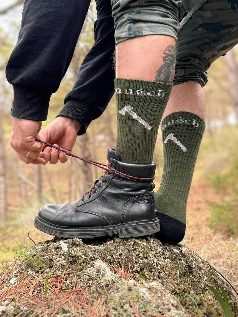 Kiefernrausch Outdoor-Socken mit Axt-Stickerei