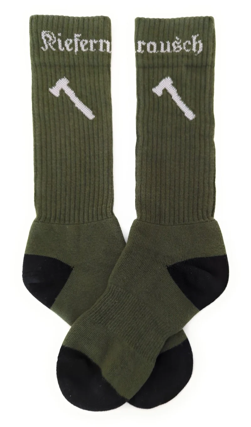Kiefernrausch Outdoor-Socken mit Axt-Stickerei