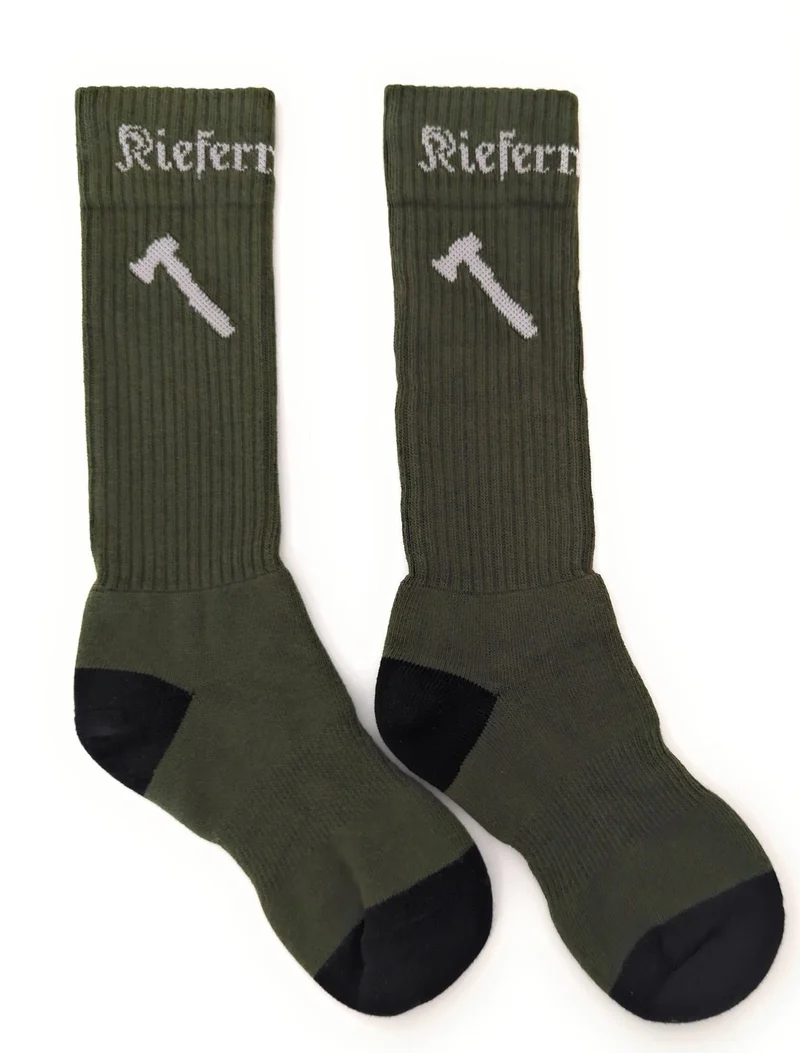 Kiefernrausch Outdoor-Socken mit Axt-Stickerei