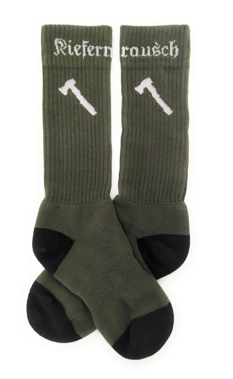 Kiefernrausch Outdoor-Socken mit Axt-Stickerei