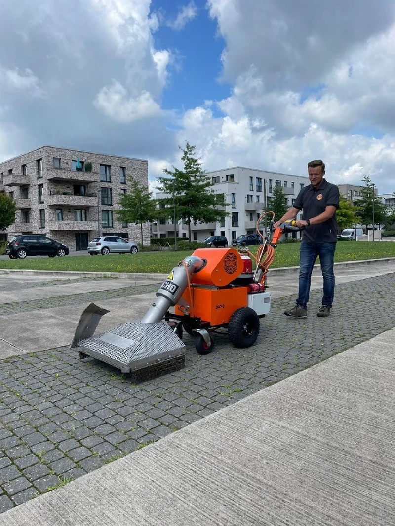 Zacho Unkrautbeseitigung mit Heißluft UKB 655 E e-Serie - Akkuantrieb