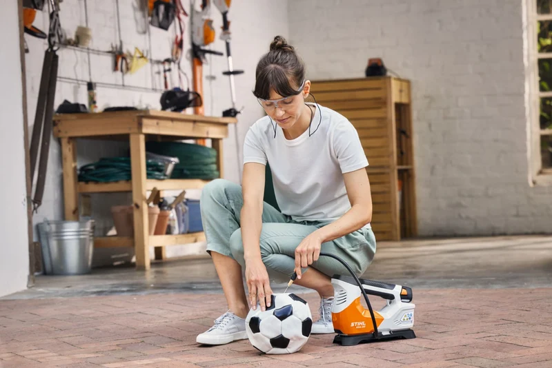 STIHL Akku-Kompressor Set KOA 20, mit Akku AS 2 und Ladegerät AL 1