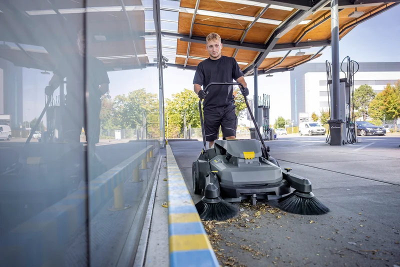 Kärcher KM 70/25 C Bp 2SB Handgeführte Kehr-/ Kehrsaugmaschinen