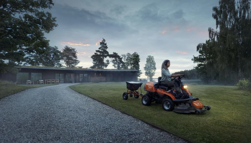 Husqvarna Profi-Frontmäher R 216T AWD Combi 94 Winterpaket mit Schneeschild und Gummileiste