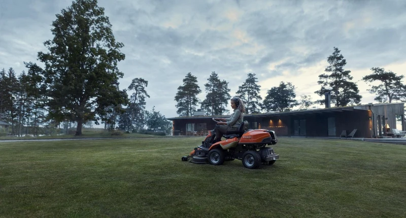 Husqvarna Profi-Frontmäher R 216T AWD Combi 103 Winterpaket mit Schneeschild und Gummileiste