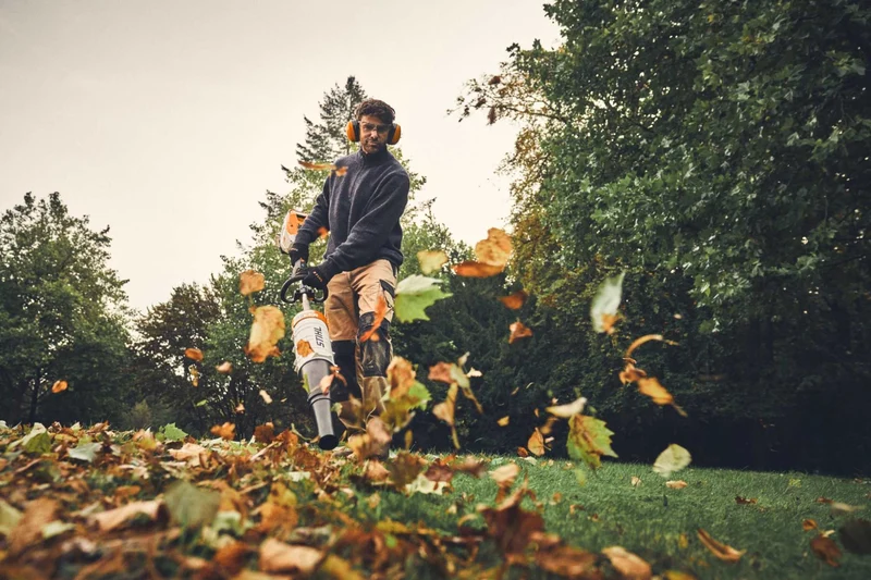 STIHL Akku-Kombimotor KMA 200 R, ohne Akku und Ladegerät