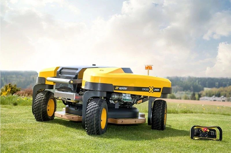 Spider E-CROSS LINER vollelektrischer Großflächenmäher ohne Seilwinde mit Schleuderwendung