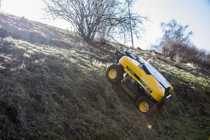 Spider E-CROSS LINER vollelektrischer Großflächenmäher ohne Seilwinde mit Schleuderwendung
