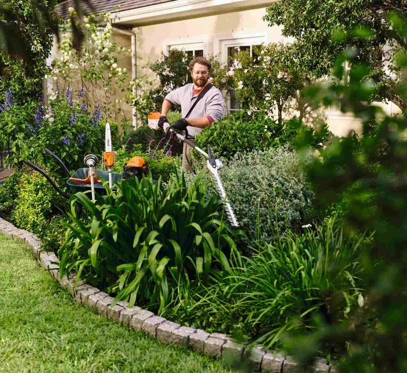 STIHL Akku-KombiMotor KMA 80 R - ohne Akku und Ladegerät
