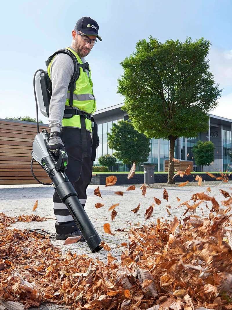 Profi Akku Laubbläser LBX6000E - für den Einsatz mit rückentragbarem Akku