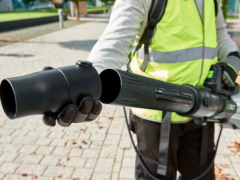 Profi Akku Laubbläser LBX6000E - für den Einsatz mit rückentragbarem Akku