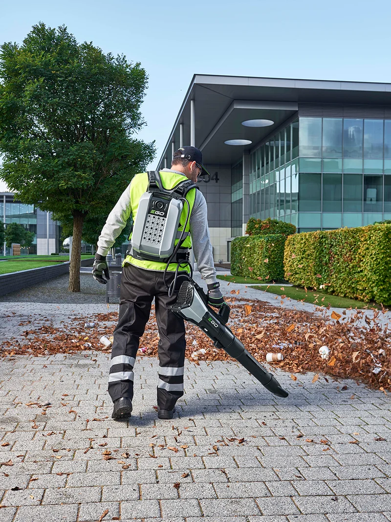Profi Akku Laubbläser LBX6000E - für den Einsatz mit rückentragbarem Akku